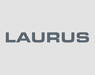 FETTGEDRUCKTER, GROSSGESCHRIEBENER Text "LAURUS" in einer modernen serifenlosen Schriftart, zentriert auf einem einfachen hellgrauen Hintergrund, der eine elegante und professionelle Markenidentität hervorruft.