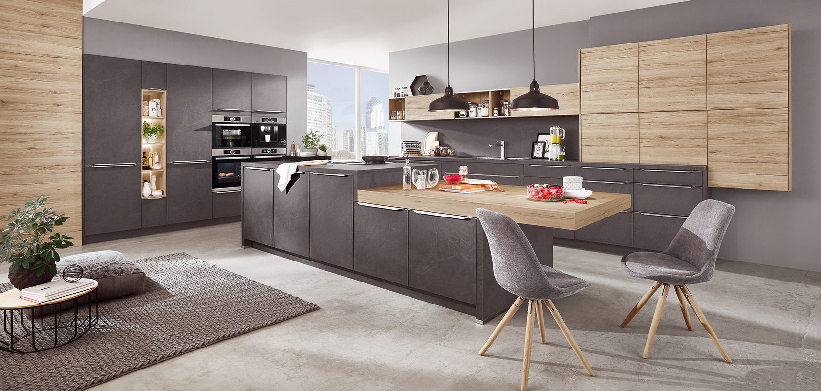 Modernes Kücheninterieur-Design mit eleganten grauen und Holzschränken, integrierten Geräten und einem stilvollen Essbereich mit bequemen Sitzgelegenheiten und Stadtblick.