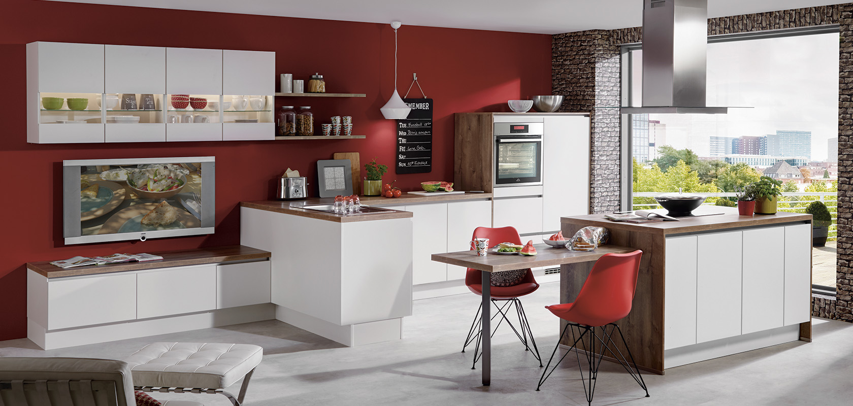 Moderne Kücheninnenräume mit weißen modularen Schränken, roten Akzentwänden, Ziegelmerkmalen, eleganten Geräten und einem gemütlichen Essbereich mit malerischem Fensterblick.