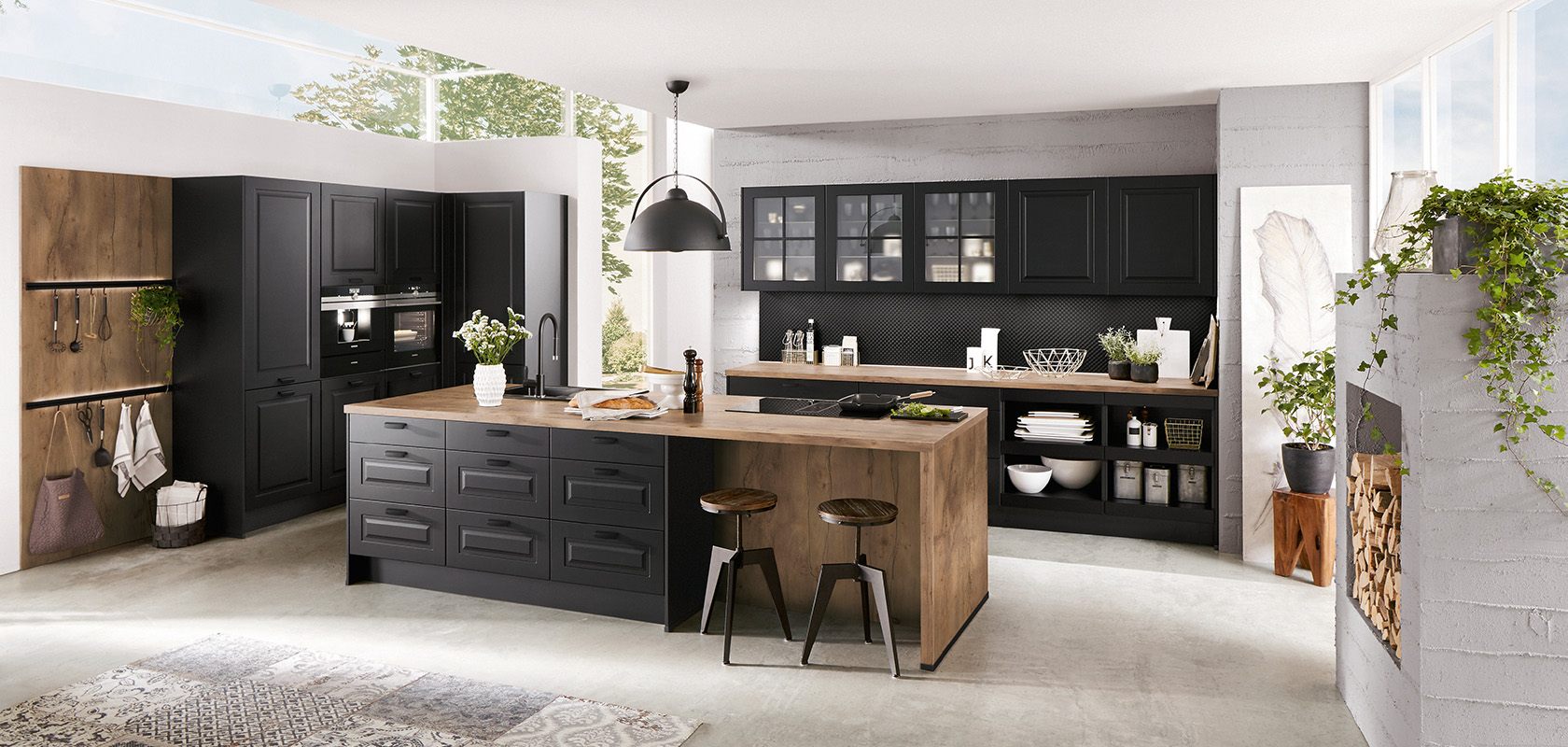 Moderne Kücheninnenräume mit eleganten schwarzen Schränken, Holzakzenten und einer zentralen Insel, durchflutet von natürlichem Licht und Grün für einen stilvollen, einladenden Raum.
