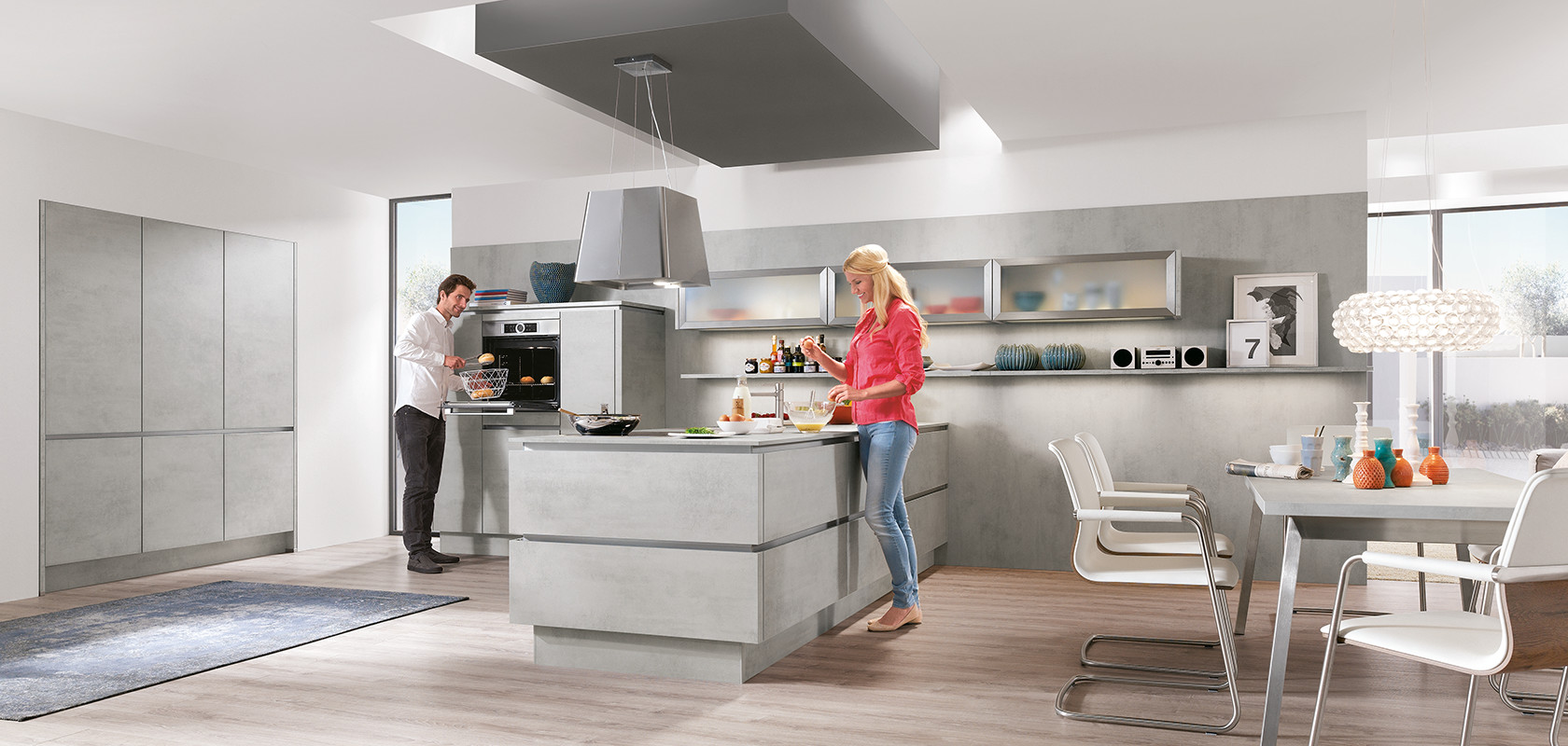 Ein modernes Küchendesign mit zwei Personen beim Kochen, mit eleganten Schränken, Edelstahlgeräten und einem hellen, geräumigen Layout.