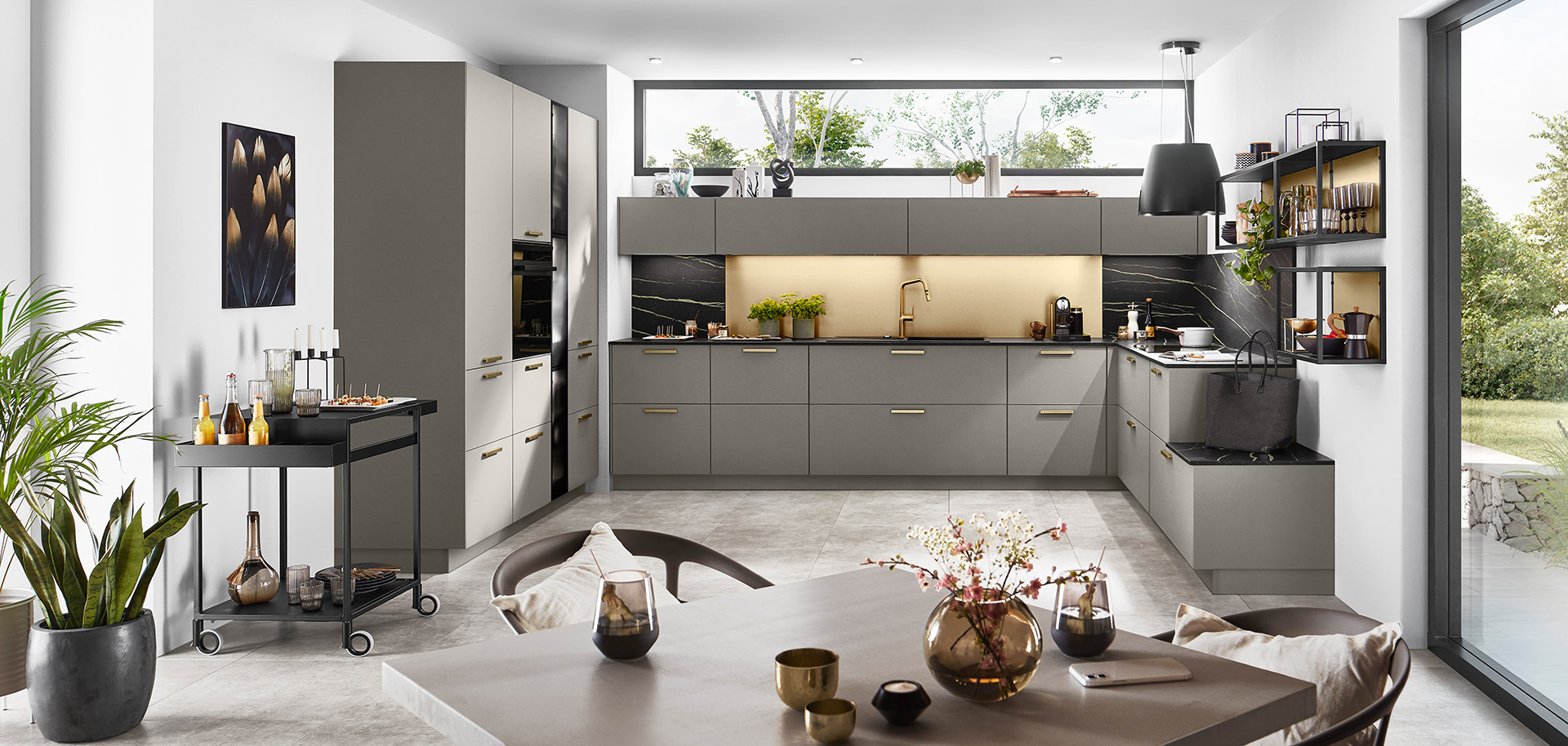 Moderne Kücheninnenräume mit eleganten grauen Schränken, eingebauten Geräten und einem geräumigen Essbereich, der zeitgenössisches Design und minimalistische Dekoration zeigt.