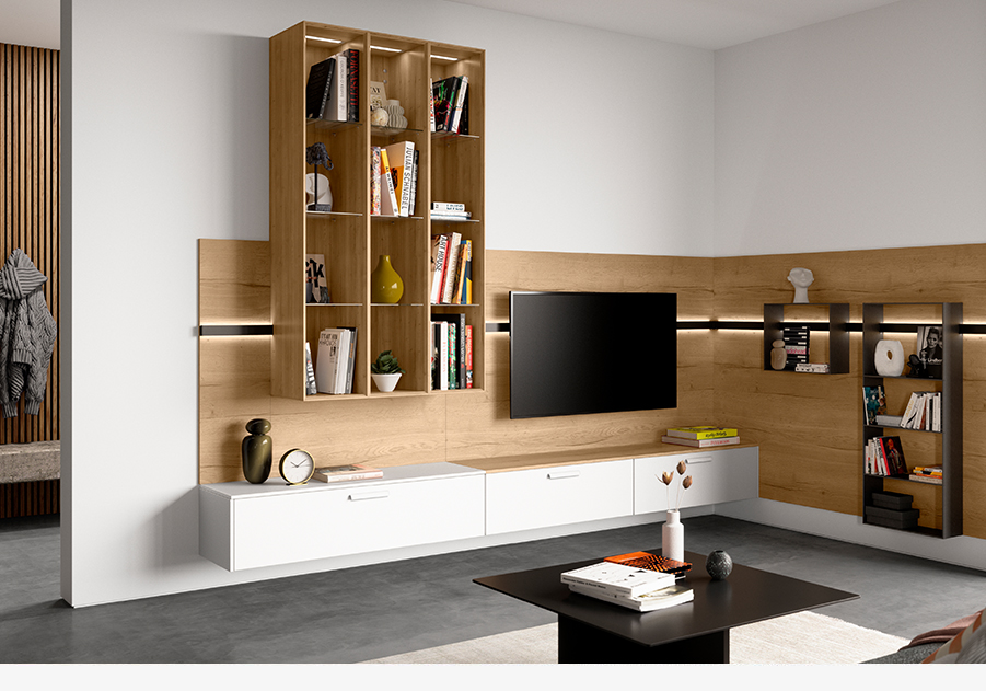 Modernes Wohnzimmer-Interieur mit eleganten Holzbücherregalen, einem montierten Fernseher und minimalistischen weißen Schränken, die mit warmer Umgebungsbeleuchtung betont werden.