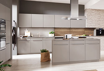 Moderne Kücheninnenräume mit eleganten grauen Schränken, hochmodernen Geräten und einem minimalistischen Design mit einer warmen, einladenden Atmosphäre. Perfekt für zeitgemäße Häuser.