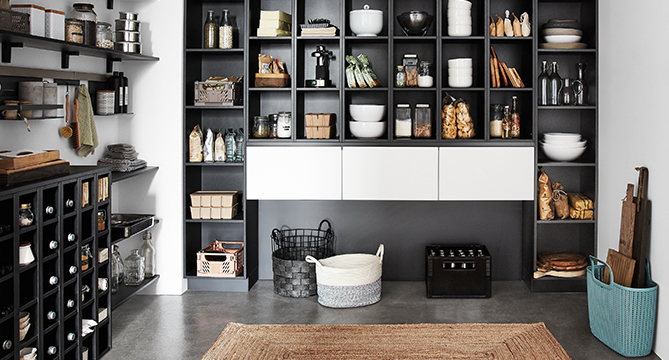 Ein stilvoller, moderner Küchenvorratsschrank mit schwarzen Regalen, ordentlich organisierten Behältern, Körben, Gewürzen und Utensilien, der einen schlanken und funktionalen Stauraum schafft.